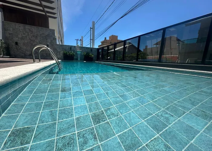 Apartamento Alto Padrão em Bombinhas à 70 metros da praia, com piscina aquecida, sala de jogos, academia e espaço kids!!